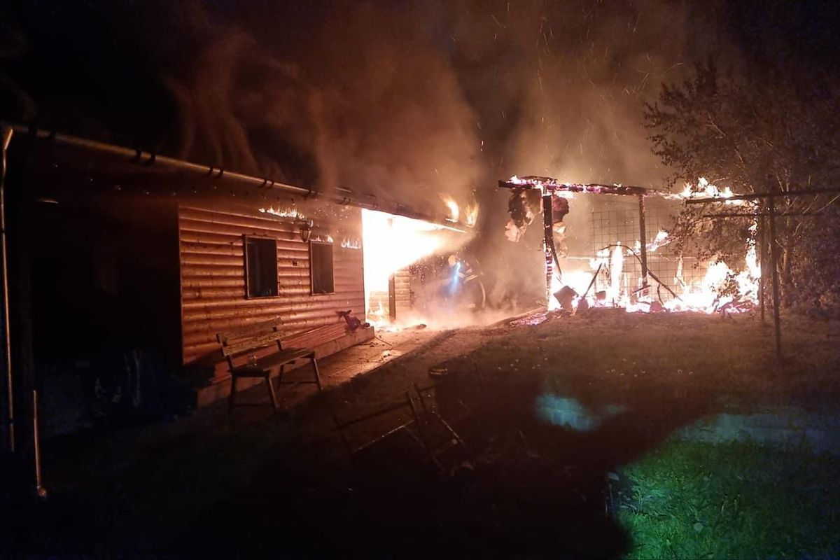 U požáru domu na Bruntálsku zasahovalo devět jednotek hasičů. Škoda je 10 milionů