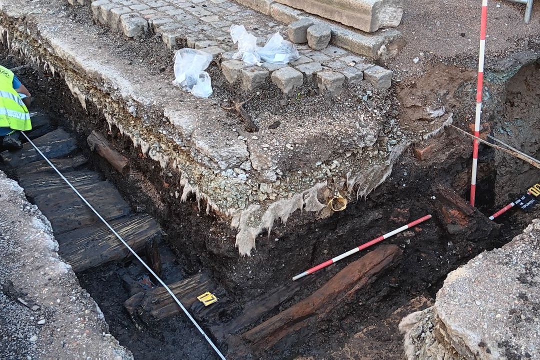 Archeologové našli v centru Hradce dřevěný chodník z druhé poloviny 13. století
