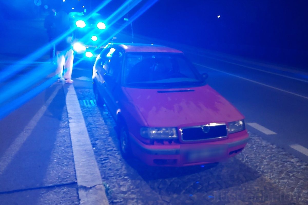 Jako formule. Mladík s červenou felicií budil noční Pardubice