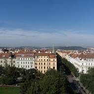 Krásný výhled z vrcholu věže na Prahu. Za ideálních podmínek je možné dohlédnout až do Krkonoš.