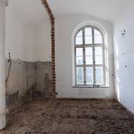 Poslední nájemníci věž opustili před třemi lety.