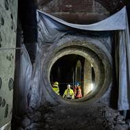 Celý systém zásobování Královských Vinohrad vodou začínal už v Podolí.  Dvoukomorový podzemní vodojem byl dobudován v roce 1891.