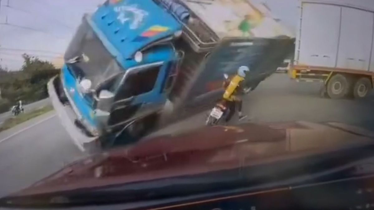 Na ženu na motorce se převrátil rozjetý kamion, vyvázla téměř nezraněna