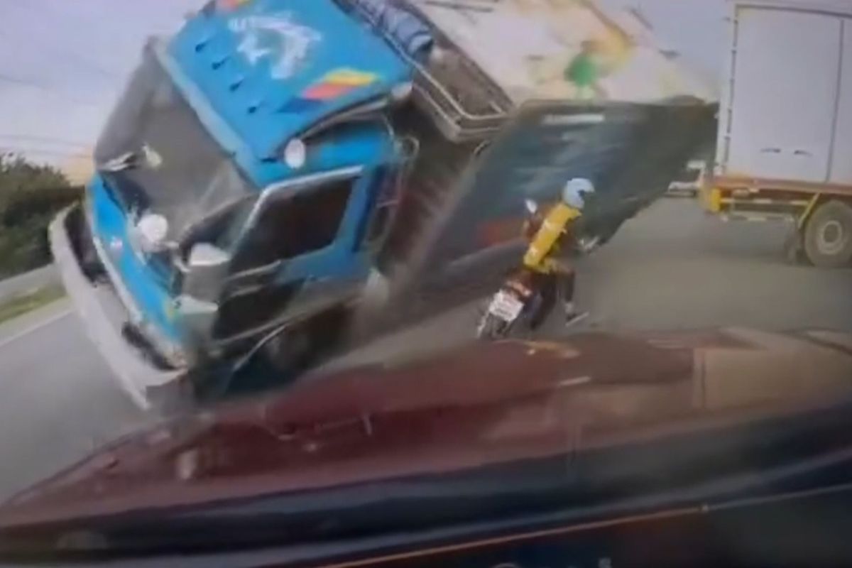 Na ženu na motorce se převrátil rozjetý kamion, vyvázla téměř nezraněna