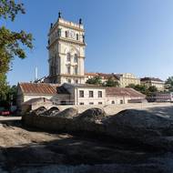 Vinohradská vodárenská věž měla sedm pater, svému původnímu účelu přestala sloužit v šedesátých letech, pak ji přestavěli na byty. 