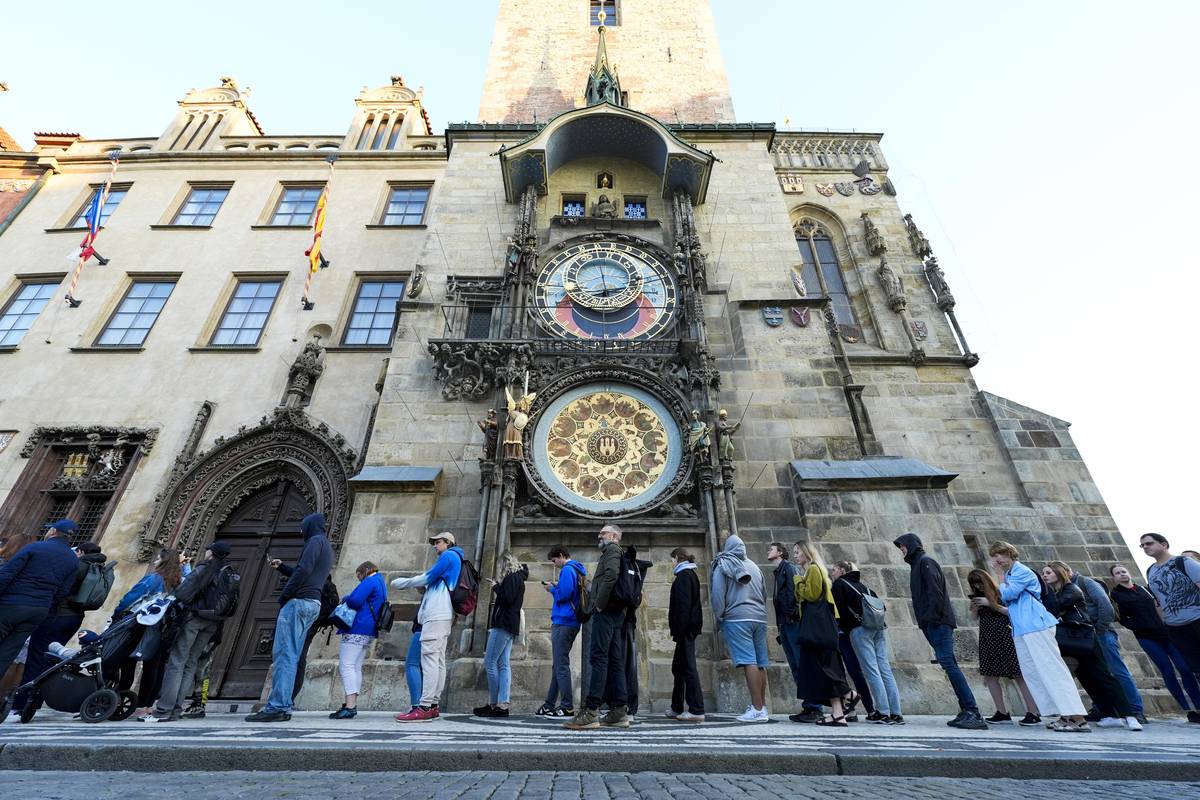 V 7h ráno 9. září 2025 začal prodej knihy spisovatele Dana Browna Tajemství všech tajemství na Staroměstské radnici. Prvních sto zájemců získalo knihu s osobním podpisem autora. V tu chvíli bylo jasné, co bude jeho návštěvu provázet: fronty.