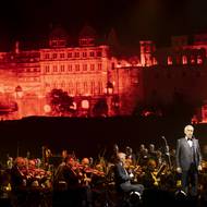 Italský tenorista Andrea Bocelli se do Prahy po letech znovu vrací. Na snímku vystoupil 17. května 2022 v Praze.