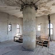 Poslední patro věže. Dělníci našli i pozorovací stanoviště, odkud policie za minulého režimu sledovala místní. Účel prozradil sešit s poznámkami. 