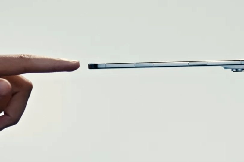 Nové iPhony jsou beznadějně vyprodané. Až na jeden model