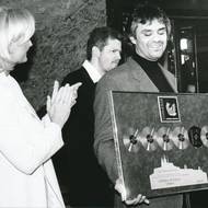 Helena Vondráčková a Andrea Bocelli, italský nevidomý tenorista, Interpret populární i klasické hudby. Zlaté desky v Česku získává opakovaně. 