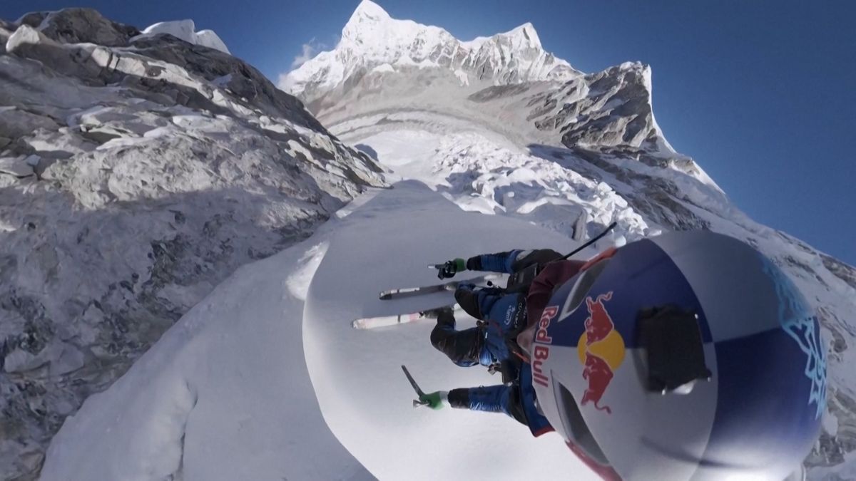 Polák vystoupal na Everest a pak sjel do základního tábora na lyžích. Bez kyslíkové lahve