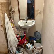 Na ubytovně ani neteče pitná voda, umyvadlo bylo ucpané. 