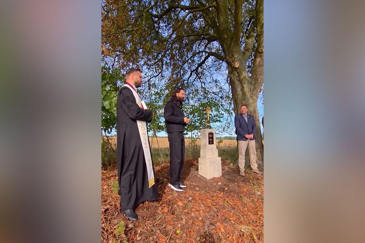 Držitel kadeřnických Oscarů nechal na Plzeňsku vybudovat kříž
