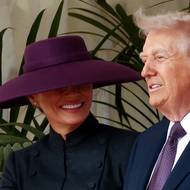 Melania občas ukázala i svůj zářivý úsměv. Je vidět, že návštěvu Spojeného království si užívá.