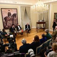 Ceremoniál před otevřením obálky. 