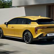 Pro srovnání: Hatchback Kia K4 vypadá skoro stejně, má jen kratší zadní převis.