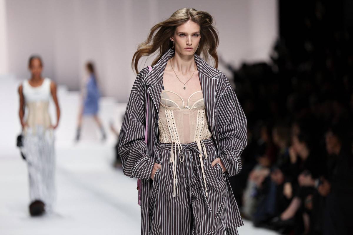 Přehlídka kombinovala klasická pyžama s průsvitným spodním prádlem a korzety.