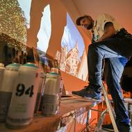 Kvůli rozměru maleb musel Martin Fendrych pracovat i z lešení.