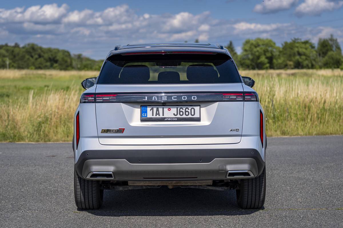 Přední i zadní světla zaujmou nevšední geometrickou grafikou.