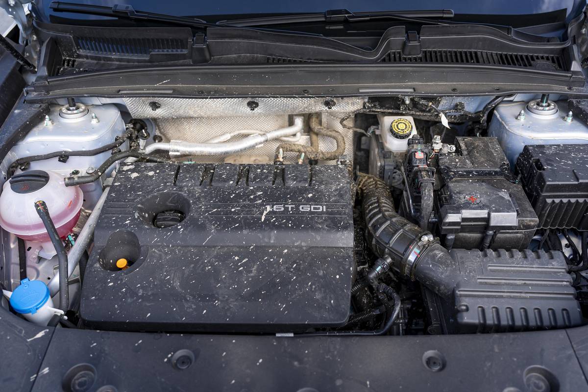 Pod kapotou se ukrývá 1,6litrový přeplňovaný čtyřválec, vhodný spíše ke klidným přesunům.