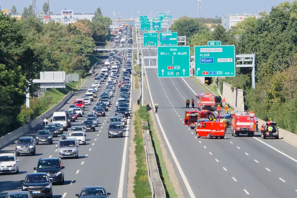 Dálnici D1 u Brna uzavřela nehoda tří aut