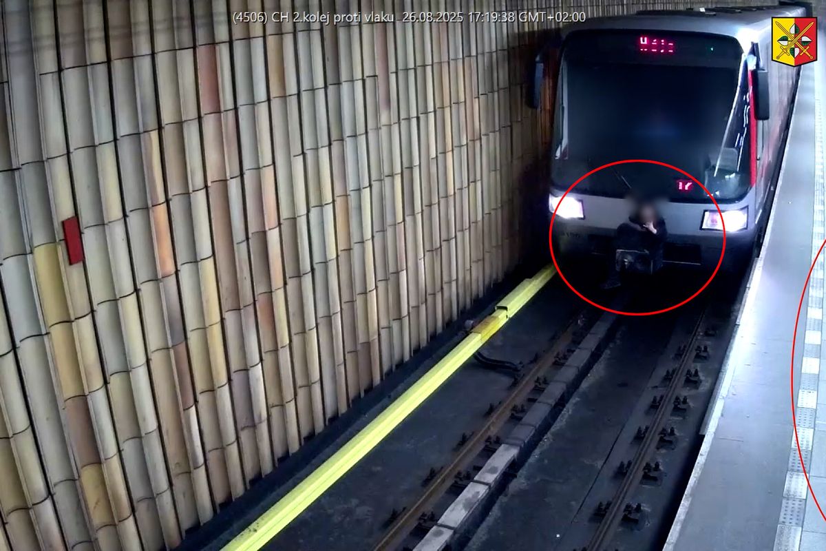 Mladíkovi, který se vezl na spřáhle metra, je méně než 15 let