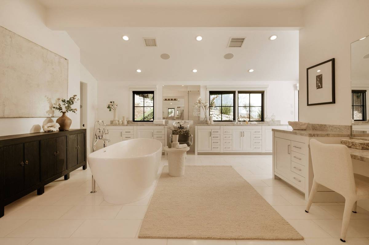 Hlavní ložnici doprovází dvě koupelny a dvě šatny.