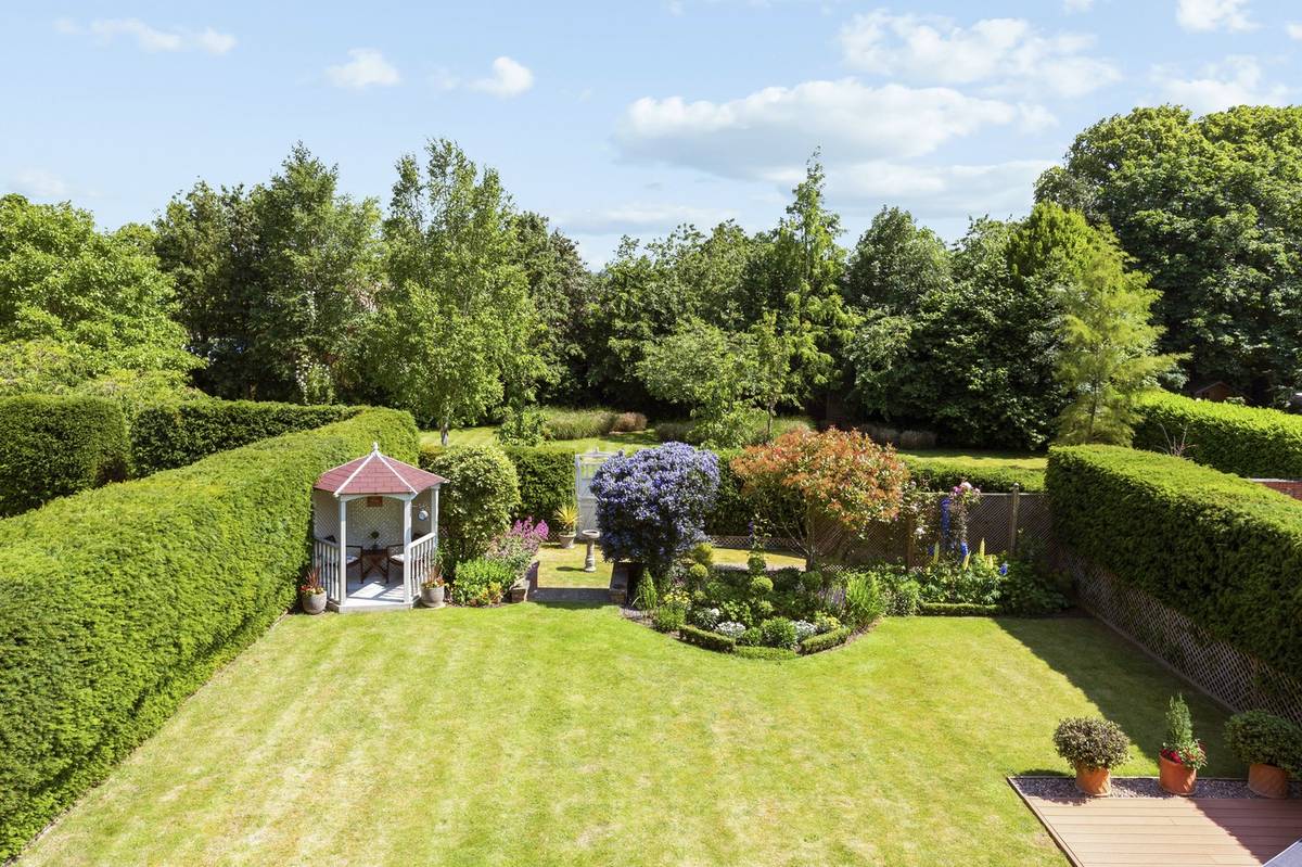 Dům je doplněn hezkou zahradou orientovanou na jih.