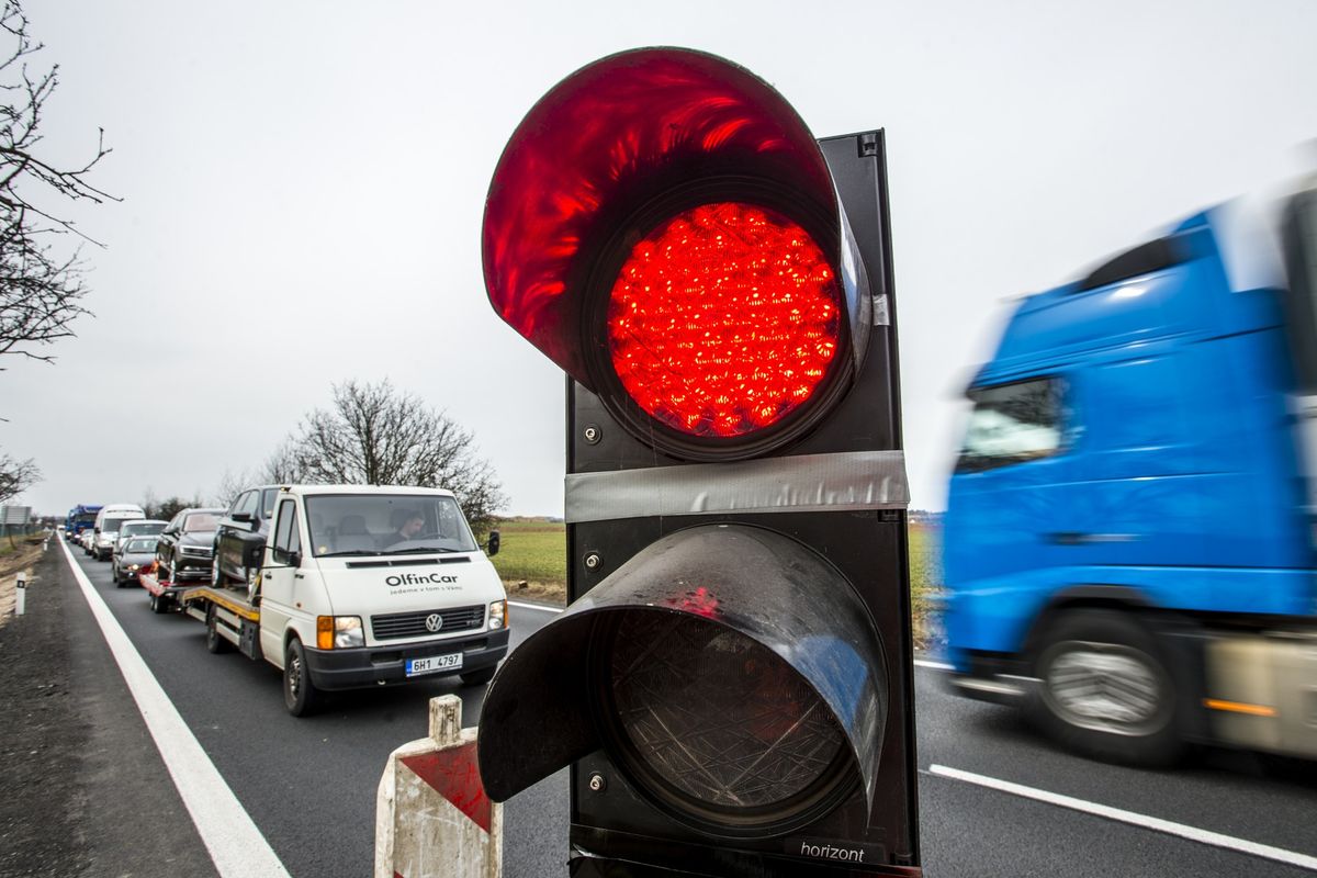 Koloběžkáři uvázla hlava v semaforu, vyprošťovali jej 40 minut