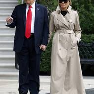 Melania Trumpová přicestovala v ikonickém dvouřadém kabátu v maxi délce britské značky Burberry.