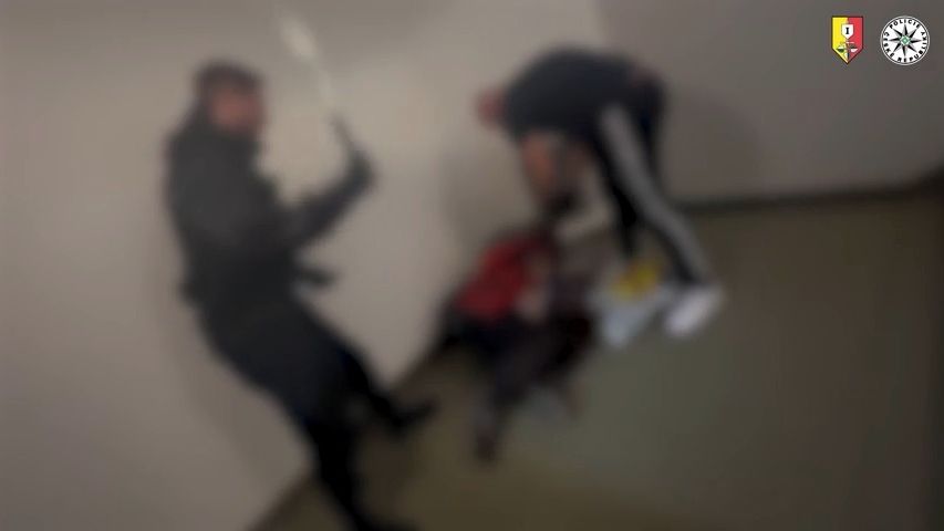 Za týrání bezdomovců v obchoďáku v Praze soud uložil tříletý trest a podmínku