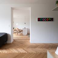 Kuchyň propojuje s obývacím pokojem vysoký stavební otvor bez dveří.