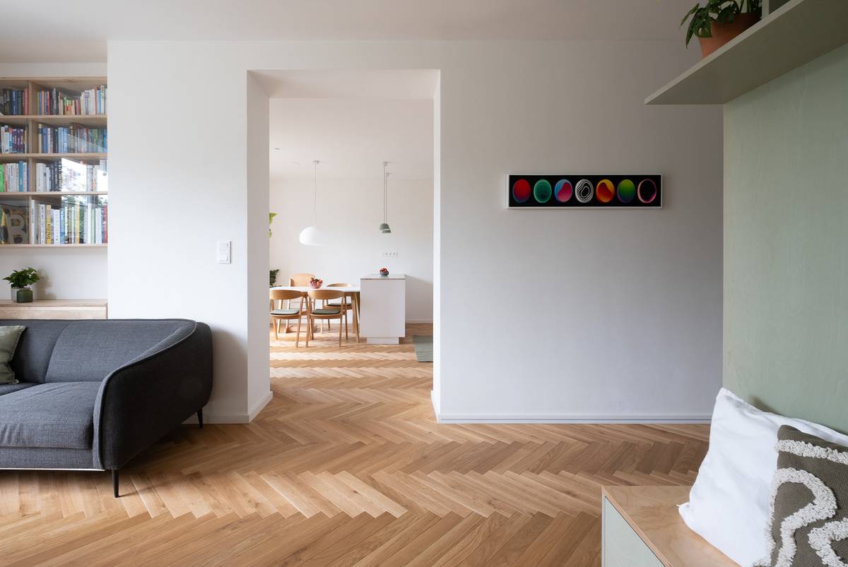 Kuchyň propojuje s obývacím pokojem vysoký stavební otvor bez dveří.