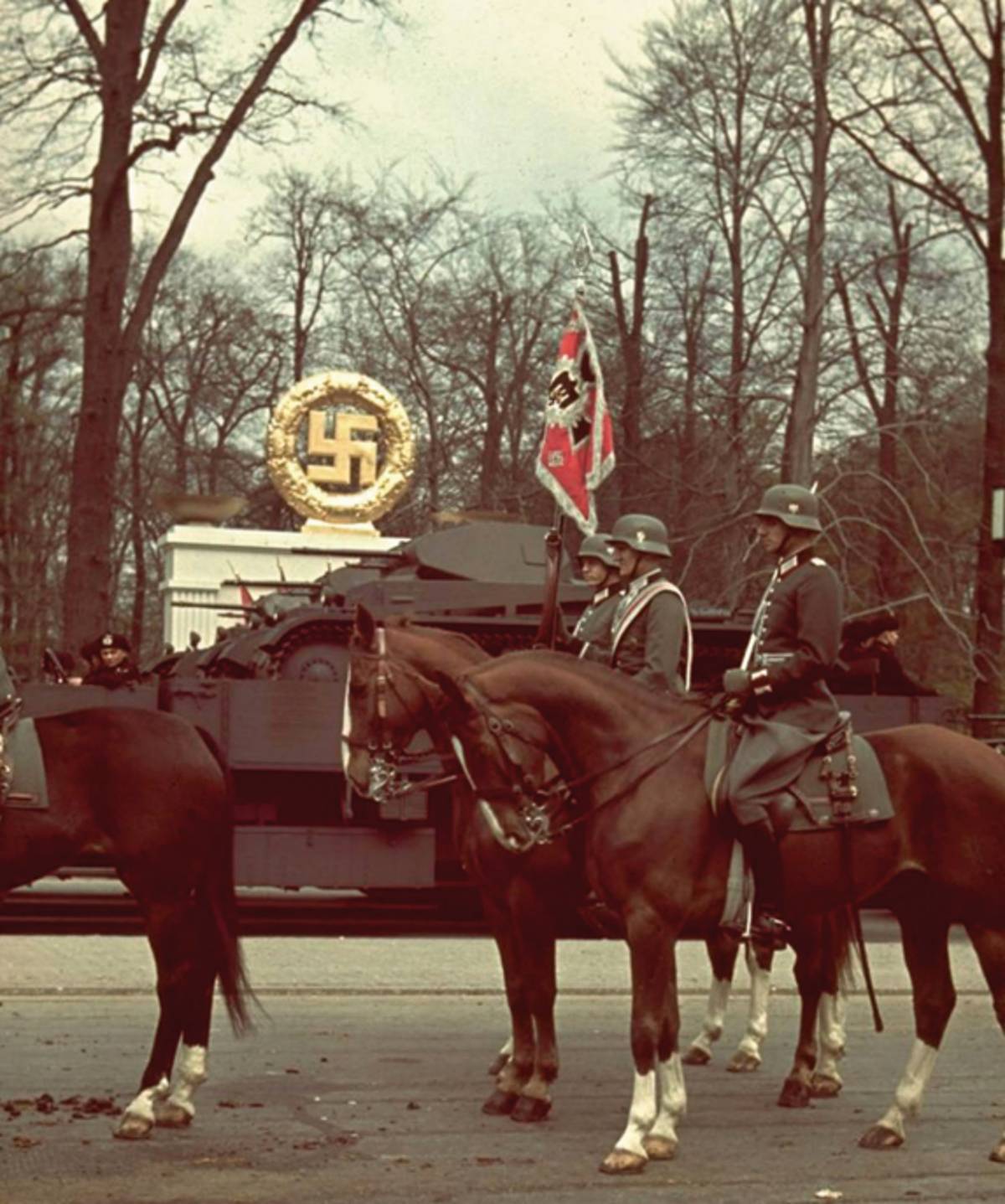 Charlottenburger Chaussee (nyní Straße des 17. Juni), součást proslulé Ost-West-Achse, Berlín, 20. duben 1939. V den 50. výročí Vůdcova narození se zde konala největší vojenská přehlídka v dějinách Třetí říše. Trvala čtyři a půl hodiny. 
