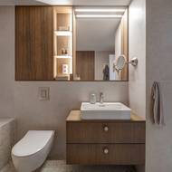 „My radíme nejvíce investovat do kvalitních obkladů či stěrek na podlahu a stěny. To vytvoří základ, který lze kombinovat i s cenově přijatelnými doplňky,“ říká architekt Mirek Stach. 