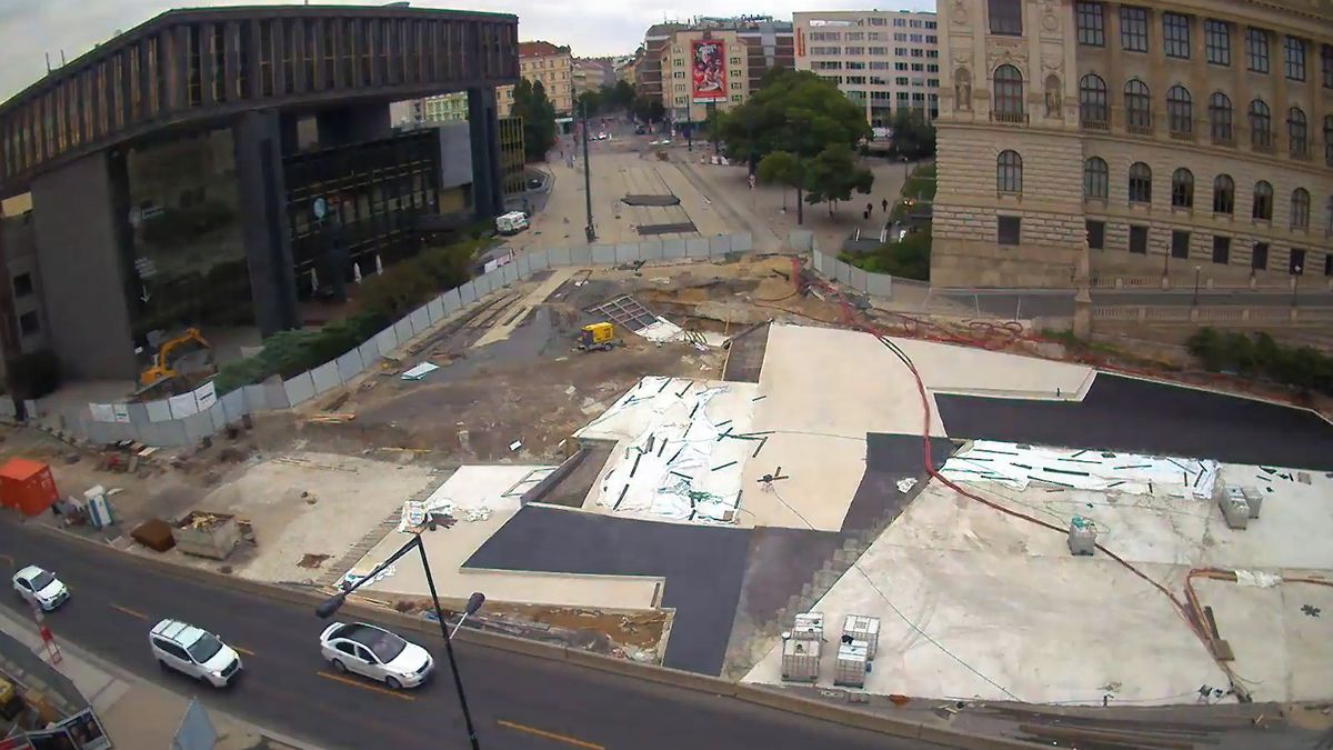 Prázdninové časosběrné video prací u Muzea v Praze: Koleje položeny