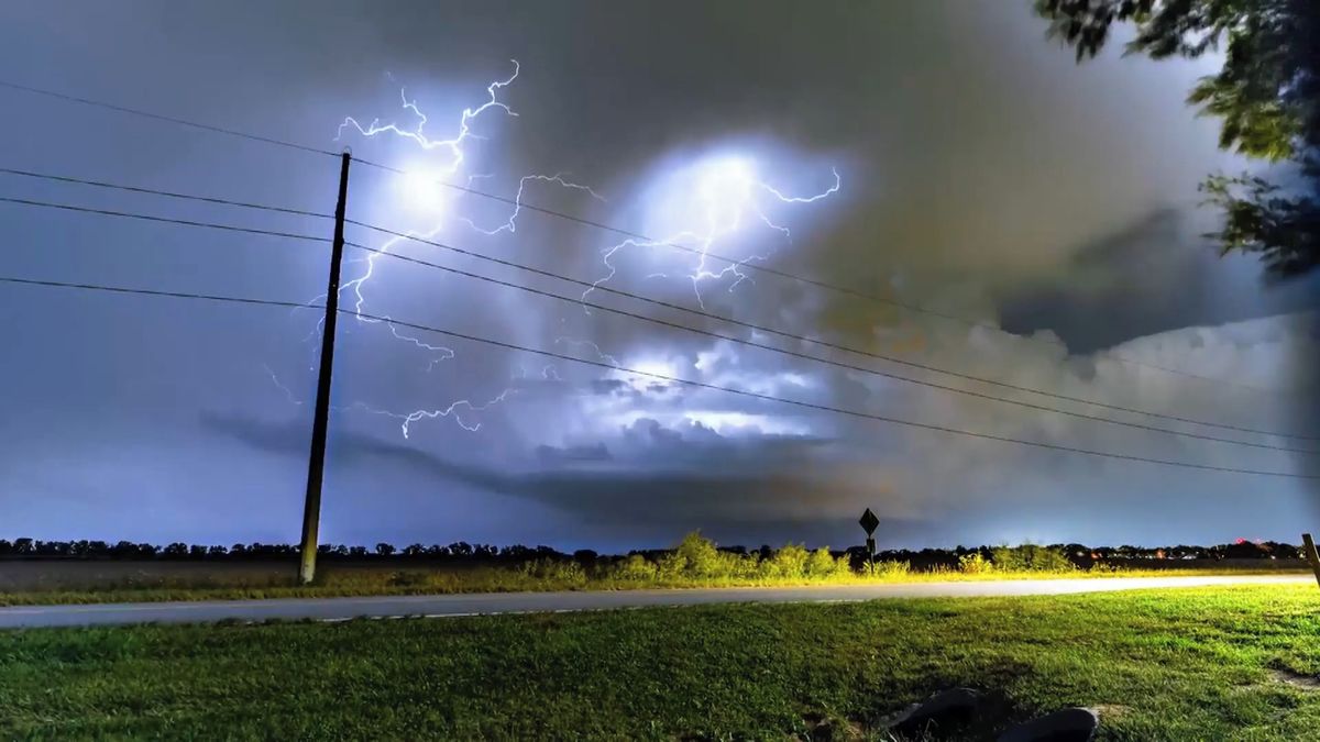 Časosběr ukazuje fascinující světelnou show bouřky nad Omahou