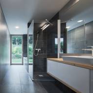 Koupelna je navržena tak, aby člověka v ní nic nerozptylovalo a mohl se věnovat jen sobě. Zároveň, kdo se chce sebrat a rozjímat, může se naložit do vany kochat se výhledem do zahrady. 