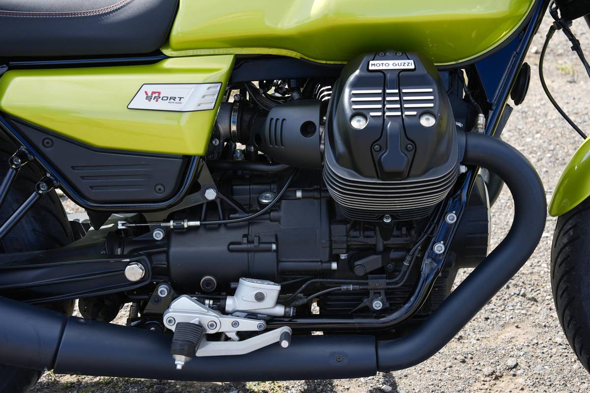 Detail válce a podélně uloženého motoru