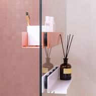 Variabilní uspořádání magnetických polic Be_myshelf. Jedna je umístěna směrem do sprchy, druhá slouží pro odložení difuzéru směrem k toaletě. 