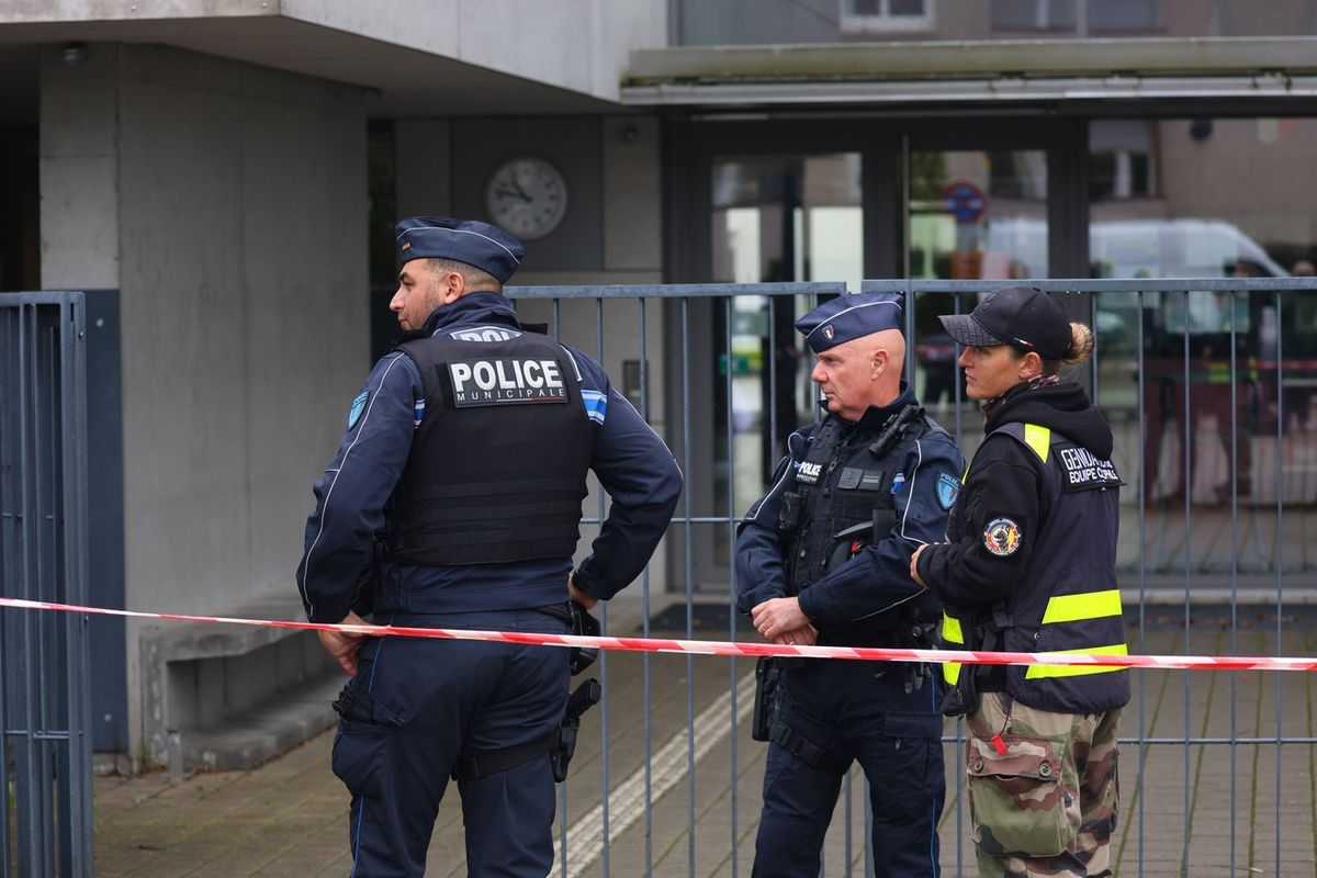 Zemřel teenager, který ve Francii pobodal učitelku. Sám měl pohnutý příběh