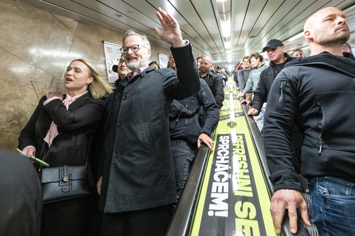 FOTO: Premiér Fiala vyrazil agitovat po Praze metrem