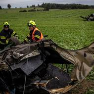 Řidič po nehodě se záchranáři komunikoval.