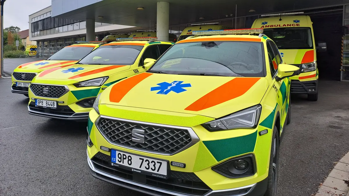 Muž na Plzeňsku ve vzteku rozbil skleněné dveře, způsobil si tepenné krvácení