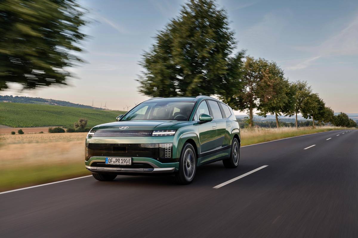 Přídi dominují tradičně parametrická LED Matrix světla.