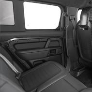 Vůz má zesílená okna a odolá střelbě z pěchotních zbraní i výbuchu dvou granátů.