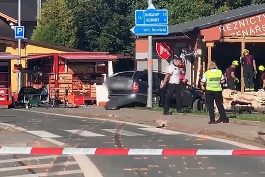 Na Semilsku se srazily dvě škodovky, jedna pak ještě pobořila dům. Dva mrtví