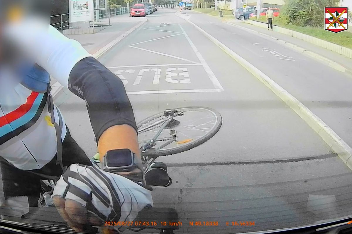 Cyklista v Brně nedobrzdil a narazil do auta. Seřval řidičku a ujel