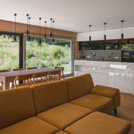 Velká pohodlná sedačka je orientovaná ke krbu a televizi.