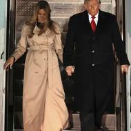 Trumpovi přiletěli na státní návštěvu v úterý večer a na rozdíl od Macronových se drželi za ruce.